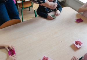 Dzieci robią mydełka.