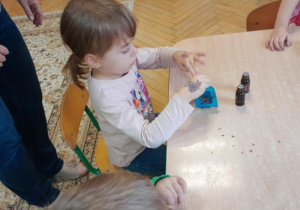 Dzieci robią mydełka.