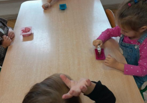 Dzieci robią mydełka.