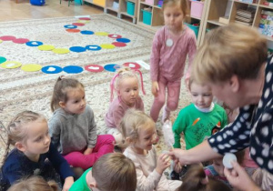 Dzieci przybijają piątkę z Łapsonem.