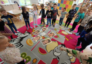 Zabawa w kole - znam swoje emocje.