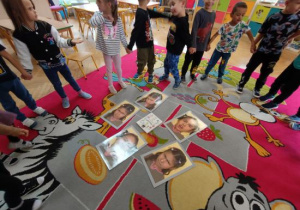 Zabawa w kole - znam swoje emocje.