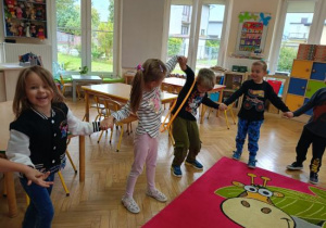 Zabawa ruchowa ucząca współdziałania.