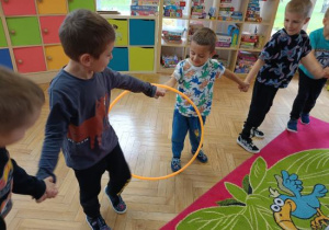 Zabawa ruchowa ucząca współdziałania.