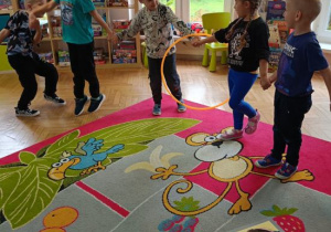Zabawa ruchowa ucząca współdziałania.