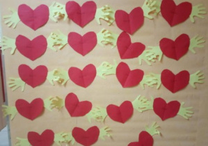 Serca stworzone przez dzieci - tablica przyjaźni.