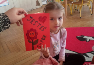 kartki i laurki które promują wartości takie jak życzliwość, empatia i uśmiech