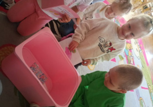 kartki i laurki które promują wartości takie jak życzliwość, empatia i uśmiech