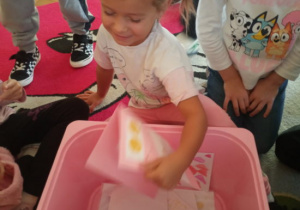 kartki i laurki które promują wartości takie jak życzliwość, empatia i uśmiech