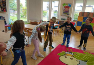 Zabawa ruchowa ucząca współdziałania.