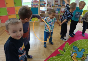 Zabawa ruchowa ucząca współdziałania.