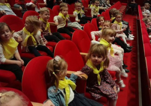 Kajtusie czekają na rozpoczęcie spektaklu.
