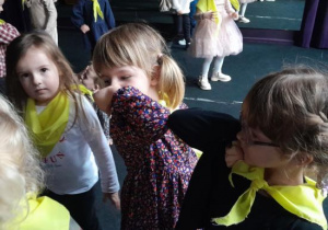 Kajtusie biorą udział w warsztatach teatralnych.