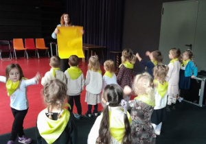 Kajtusie biorą udział w warsztatach teatralnych.