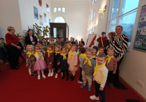 Kajtusie na grupowym zdjęciu w teatrze.