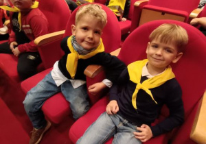 Słoneczka czekają na rozpoczęcie spektaklu.