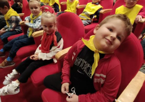 Słoneczka czekają na rozpoczęcie spektaklu.