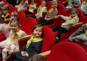 Słoneczka czekają na rozpoczęcie spektaklu.