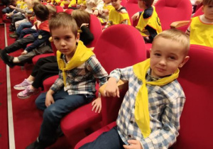 Słoneczka czekają na rozpoczęcie spektaklu.