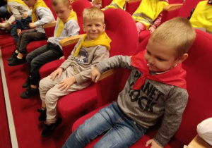 Słoneczka czekają na rozpoczęcie spektaklu.