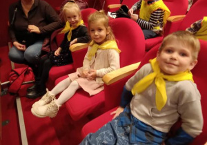 Słoneczka czekają na rozpoczęcie spektaklu.