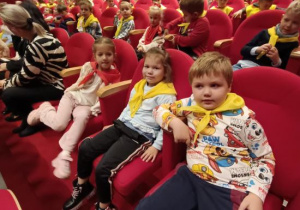 Słoneczka czekają na rozpoczęcie spektaklu.