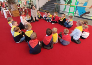 Słoneczka biorą udział w warsztatach teatralnych.