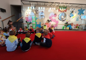 Słoneczka biorą udział w warsztatach teatralnych.