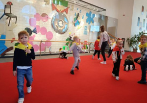 Słoneczka biorą udział w warsztatach teatralnych.