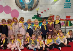 Kajtusie na grupowym zdjęciu w teatrze.