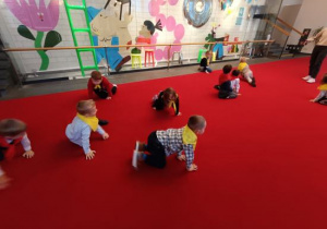 Słoneczka biorą udział w warsztatach teatralnych.