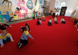 Słoneczka biorą udział w warsztatach teatralnych.