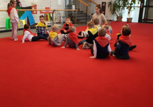 Słoneczka biorą udział w warsztatach teatralnych.