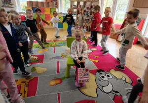 Wspólny taniec i śpiewanie urodzinowej piosenki.