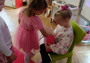 Składnie życzeń i wręczanie słodkiego upominku.