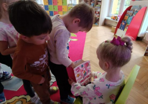 Składnie życzeń i wręczanie słodkiego upominku.