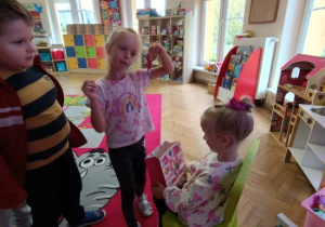 Składnie życzeń i wręczanie słodkiego upominku.