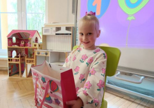 Jubilatka pozuje do pamiątkowego zdjęcia.