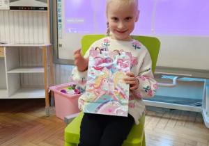 Jubilatka pozuje do pamiątkowego zdjęcia.