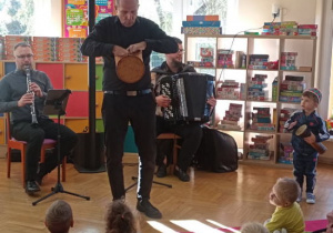 Dzieci biorą udział w koncercie.