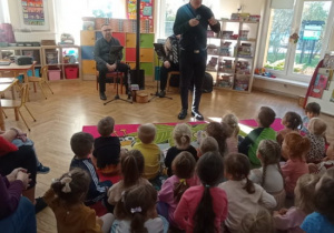 Dzieci biorą udział w koncercie.