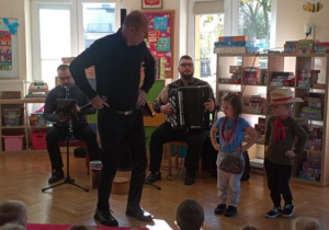 Dzieci biorą udział w koncercie.