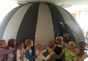 Dzieci przed wejściem do kina sferycznego.