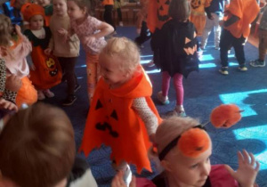 Dzieci bawią się na balu do wesołej muzyki.