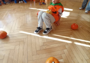 Dzieci wykonują dyniowe zadania.