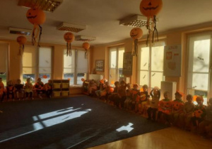 Dzieci czekają na rozpoczęcie balu.