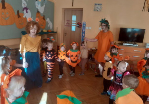 Dzieci bawią się na balu do wesołej muzyki.