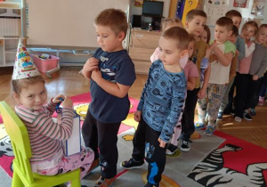 Dzieci składają jubilatce życzenia.