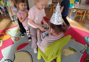 Dzieci składają jubilatce życzenia.