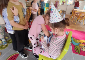 Dzieci składają jubilatce życzenia.